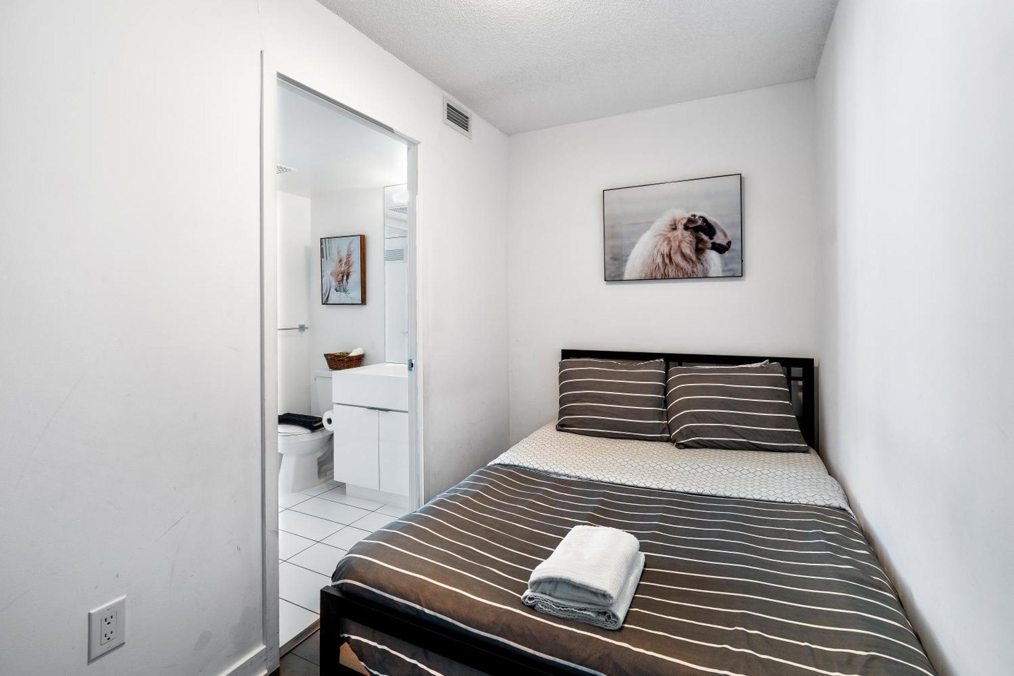 Exquisite Condos By Cn Tower With Parking Toronto Luaran gambar