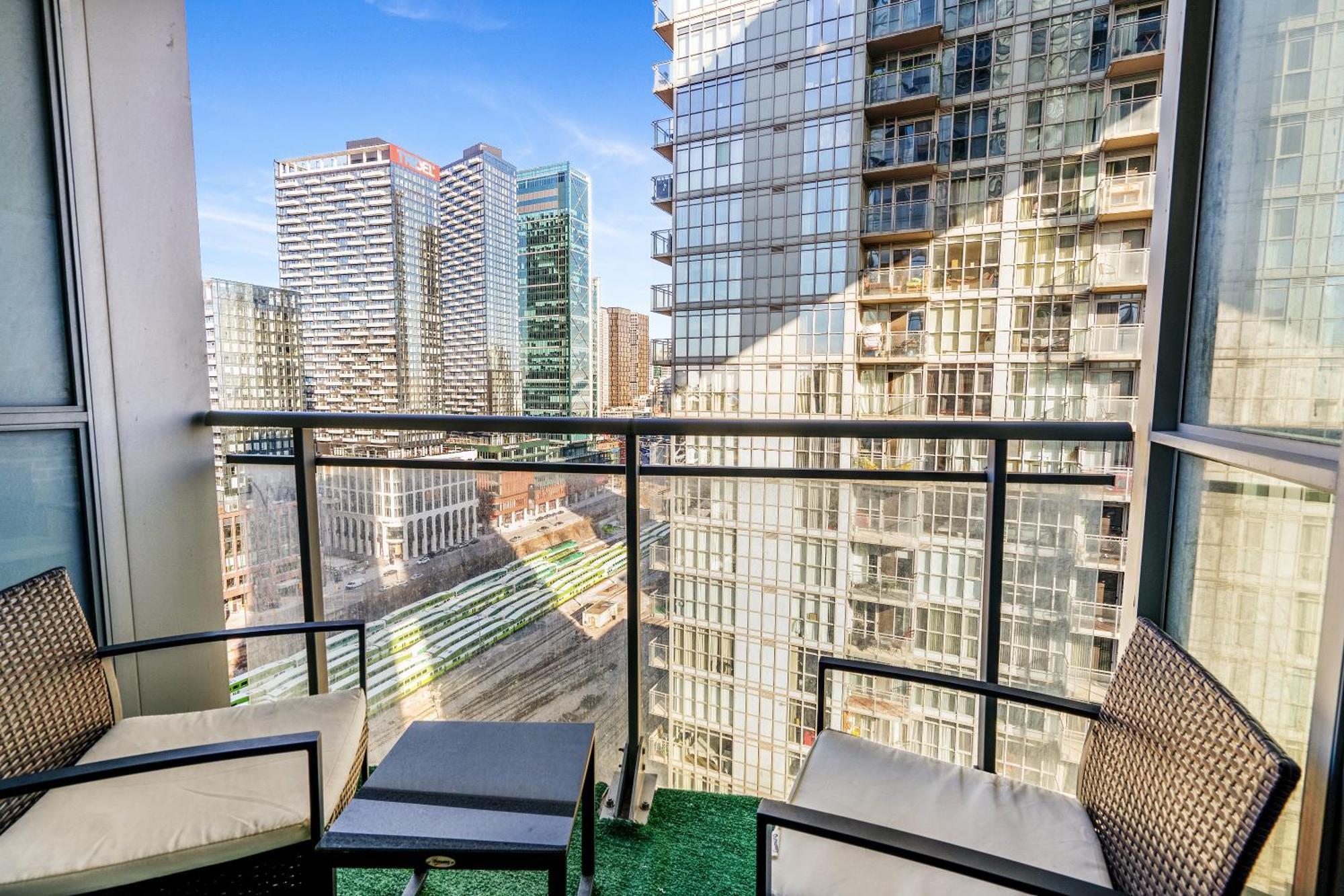 Exquisite Condos By Cn Tower With Parking Toronto Luaran gambar